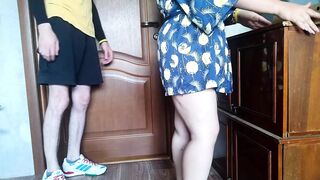 Luxurious milf gives pizza delivery guy a handjob instead of a tip