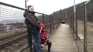 Outdoor an der Bahnschine die junge Brunette gefickt