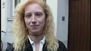 Blonde Maus beim Casting vorgestellt