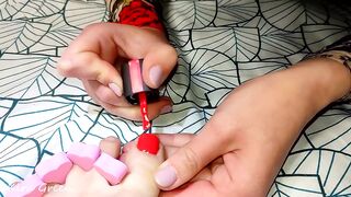 Lalli Gives Me a Pedicure - Amateur Kira Green