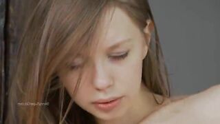 Pussy opening of ultracute teenie Gloria