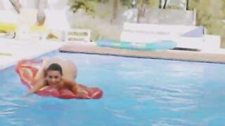 Busty babe deep dildoing ass in pool
