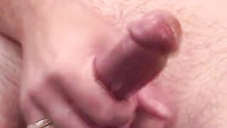 Young amateur dude jizzes on himself