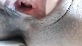 Piereced tattood ebony babe fingers her creamy pussy