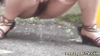 Pissing asian shows muff