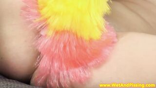 Pretty piss drinking blonde rubs her box