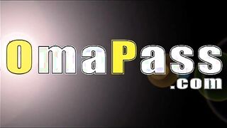OmaPass Two very old Granies on the bed with red dildo