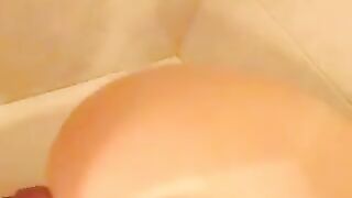 Bionda Con Grandi Tette Succhiare Il Cazzo Sotto La Doccia