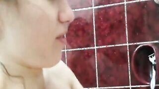 My sweet girlfriend shaving her pussy