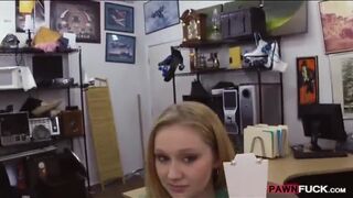 Amateur blondie babe gets pussy pounded for a pearl necklace