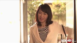 Sexy Japanese Yumi fucks to get a perfect score