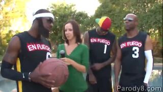 Jada and Emy make naughty interview in Miami en Fuego