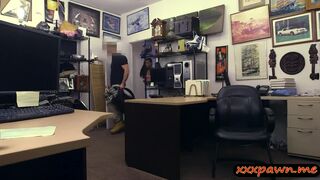 Ebony gets her pussy fucked to get golf clubs for free
