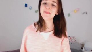 Cute Sexy Teen Play her Tight Pussy