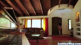 Lesbian babe strapon fucks pussy in home