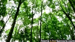 Teen enjoys sixty nine with old stud outdoors