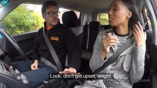 Soft ass ebony bangs in driving school car