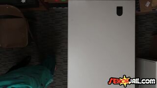 Arab thief banged by security guard