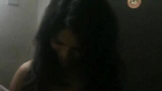 Mumbai Girl webcam from her dorm room