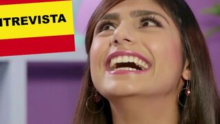 MIA KHALIFA - Hermosa chica árabe hablando sobre su historia de origen porno (y chupando pollas)