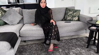 Hijabi Guesthouse Owner Finds a Vibrator and Cums