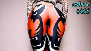 Spandex leggings on my ass, in leggings I ride a big dildo