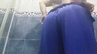 BUTTA CULONA IS TAXED IN THE BATHROOM OF A BAR IN ORIANO